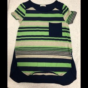 Short sleeve stripe shirt.